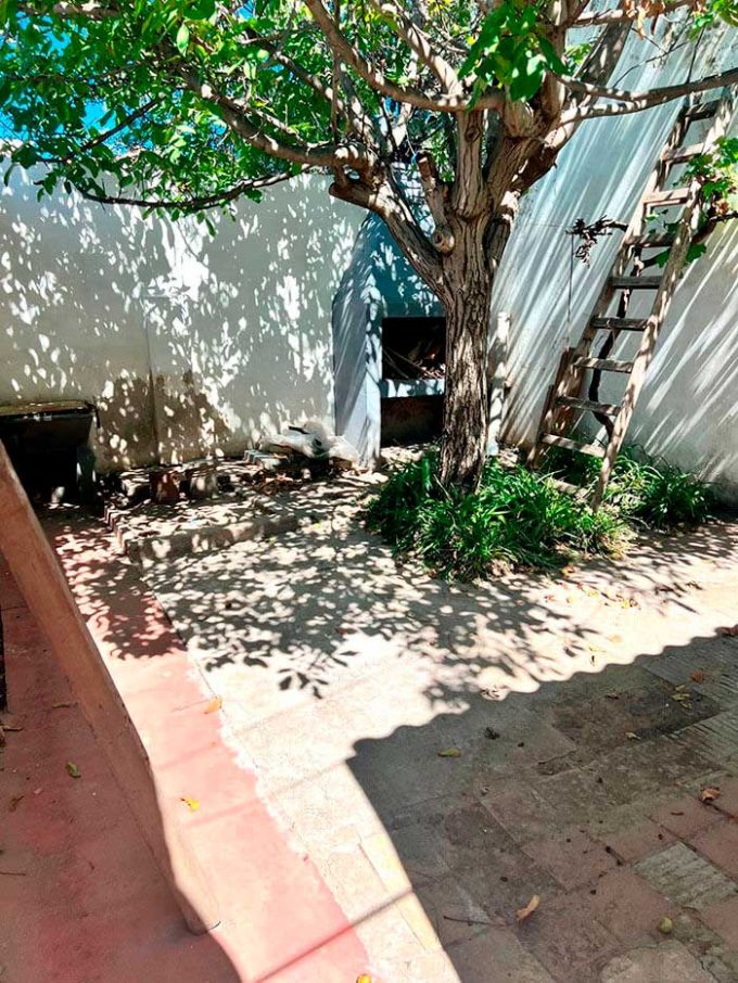 Casa a reciclar en calle Berutti 1000