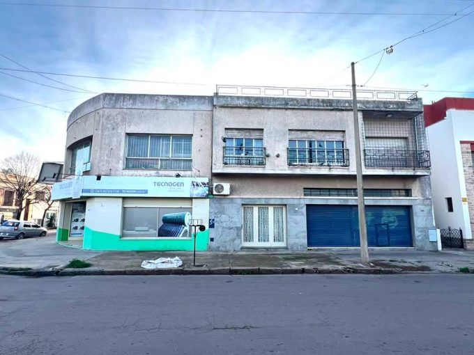 Salon y viviendo con 800m2 en excelente zona de la ciudad